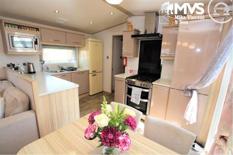 2 bedroom chalet for sale, Highfield Grange Holiday Park, London Road, Clacton-on-Sea