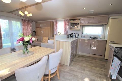 2 bedroom chalet for sale, Highfield Grange Holiday Park, London Road, Clacton-on-Sea