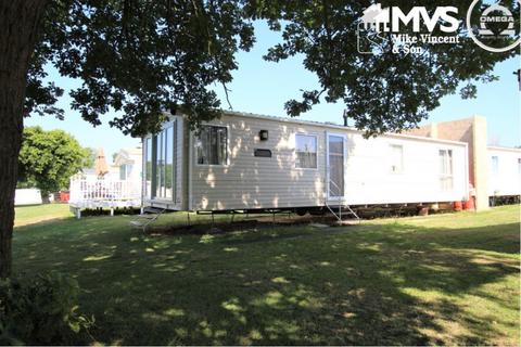 2 bedroom chalet for sale, Highfield Grange Holiday Park, London Road, Clacton-on-Sea