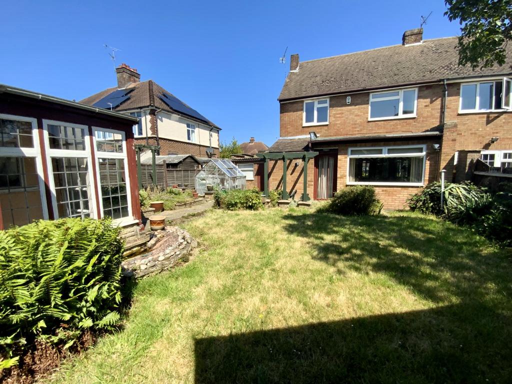 St. Martins Avenue, Luton, Bedfordshire, LU2 7LQ 3 bed semidetached