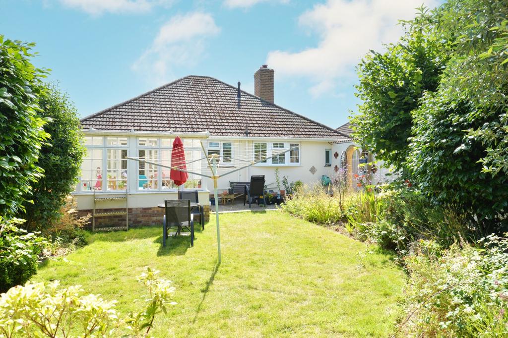 Heathy Close, Barton on Sea, New Milton, Hampshire, BH25 3 bed bungalow