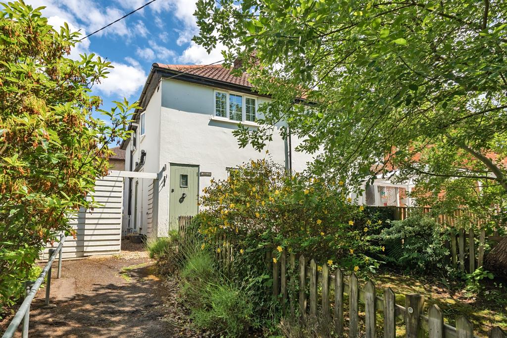 Hammer, Haslemere 3 bed semidetached house for sale £465,000