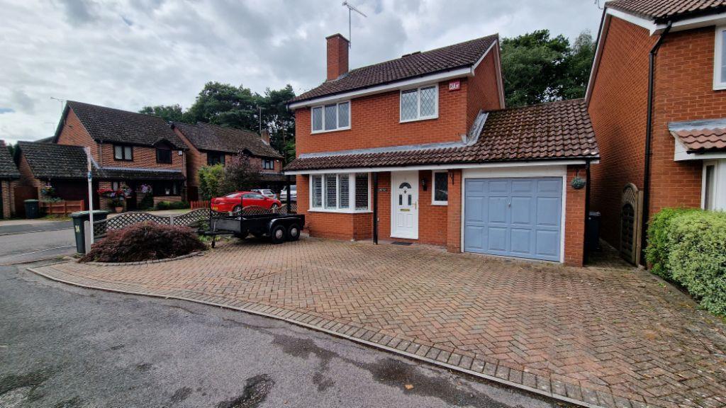 Harkness Drive Waterlooville PO7 4 bed detached house £1,600 pcm (£