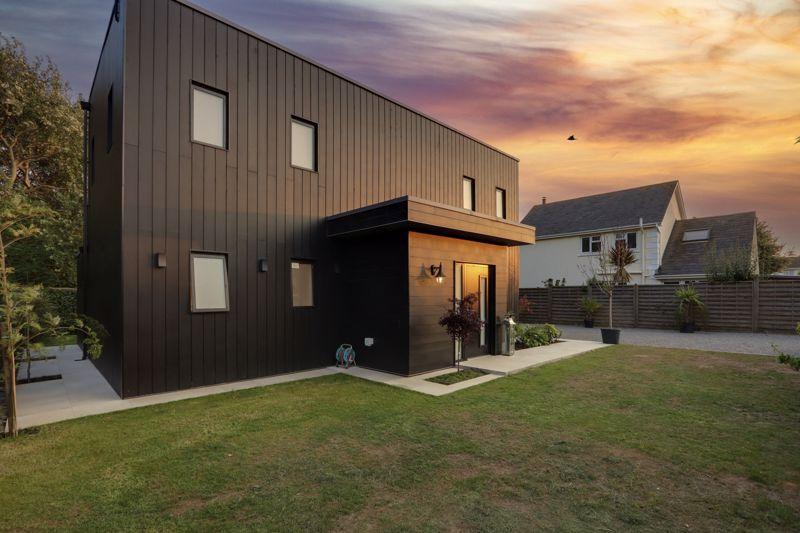 Stunning contemporary New Build 4 bed house £3,500 pcm (£808 pw) Stunning contemporary New Build 4 bed house £3,500 pcm (£808 pw)