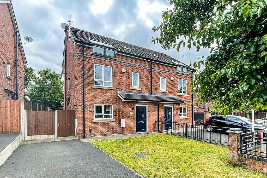 Rothay Close, Flixton, Manchester, M41 3 bed semidetached house £