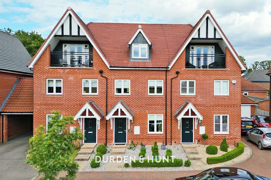 Bansons Mews, Ongar, CM5 4 bed terraced house £2,800 pcm (£646 pw)