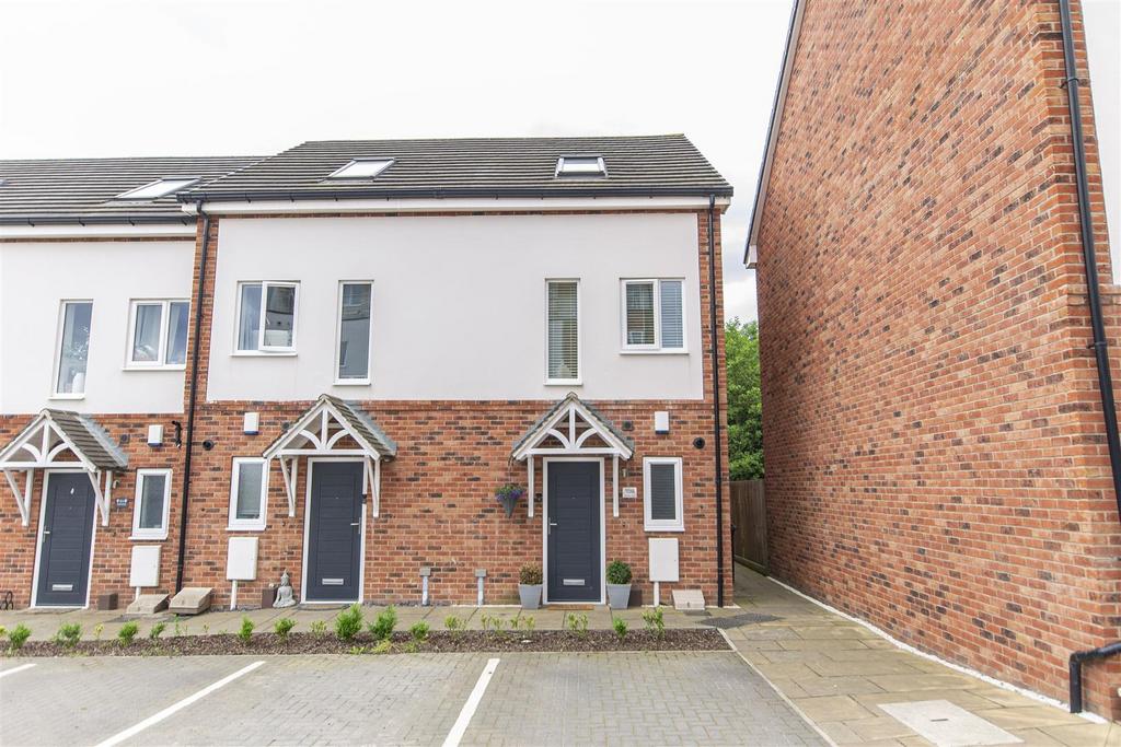 Staveley Road, Poolsbrook, Chesterfield 3 bed townhouse for sale £175,000