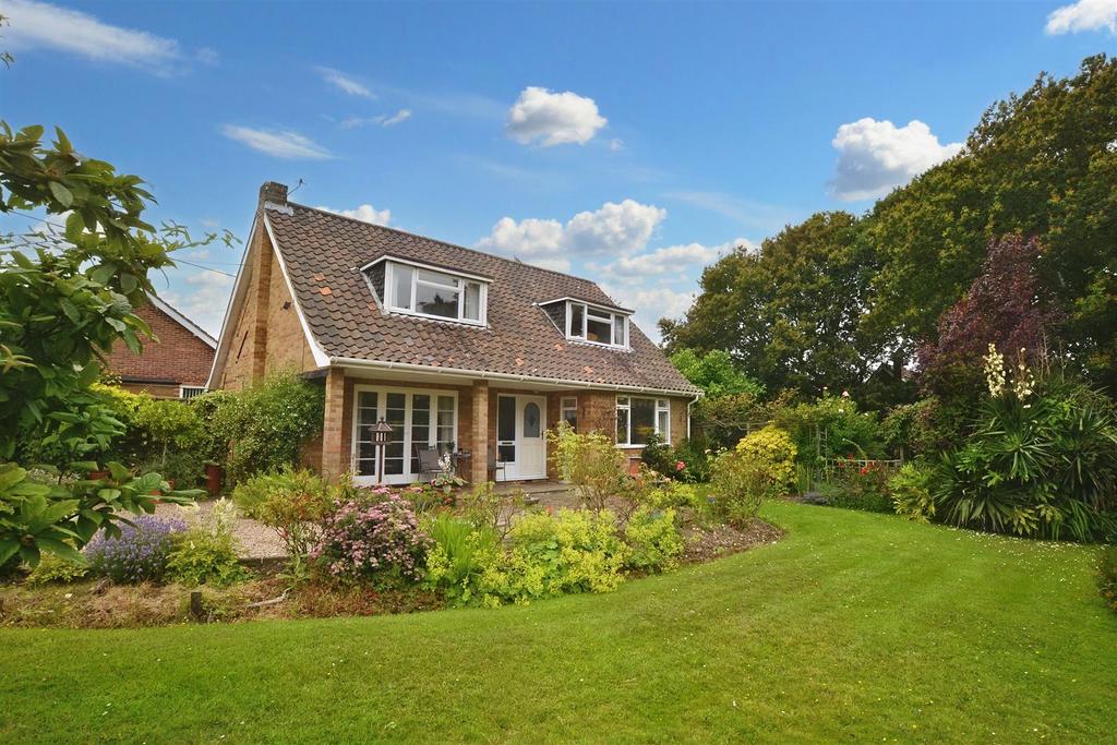 Greenacres Drive, Poringland, Norwich 2 bed chalet for sale £350,000