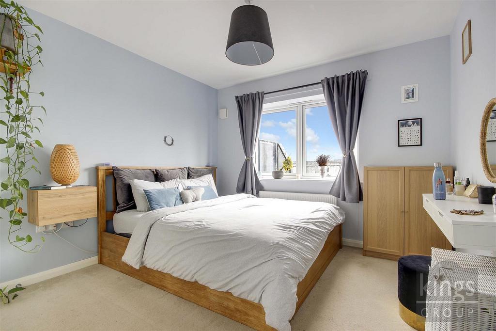 Thornbury Way, London 2 bed flat for sale £160,000