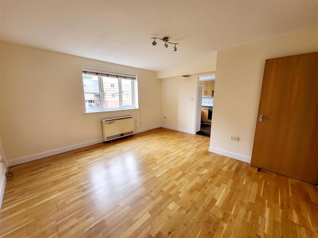 Scotney Gardens, Maidstone 2 bed flat £1,200 pcm (£277 pw)
