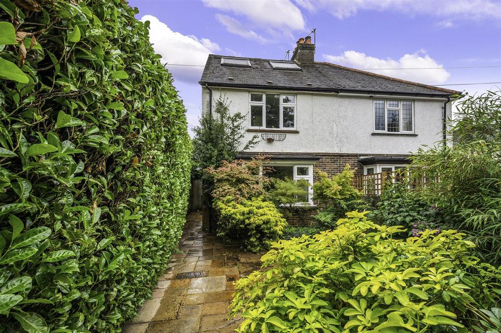 Sandlands Road, Walton On The Hill, Tadworth 4 bed semidetached house