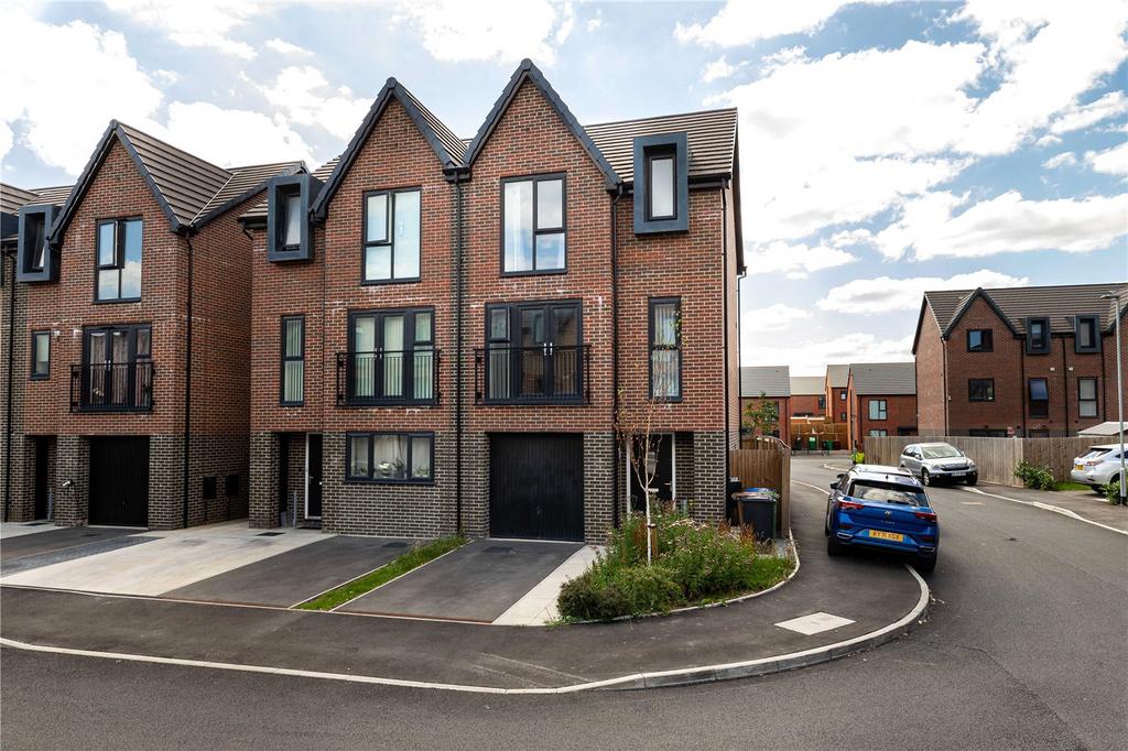 Guardsman Tony Downes Way, Droylsden... 4 bed semidetached house £