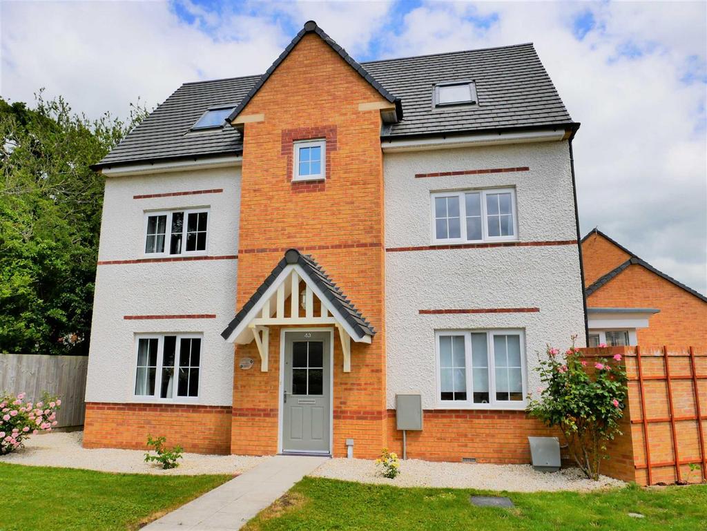 Hurricane Drive, Calne 4 bed detached house for sale £400,000