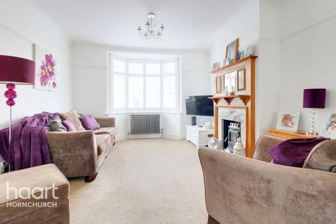 31 Dorian Road, Hornchurch, RM12 4AN