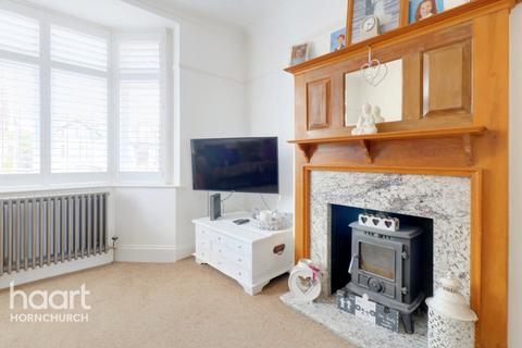 31 Dorian Road, Hornchurch, RM12 4AN