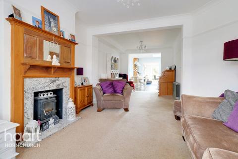 31 Dorian Road, Hornchurch, RM12 4AN