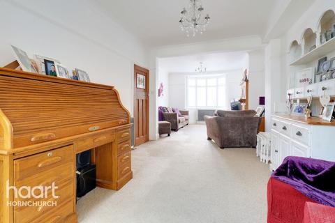 31 Dorian Road, Hornchurch, RM12 4AN