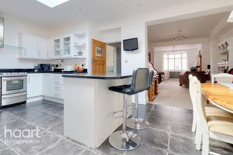 31 Dorian Road, Hornchurch, RM12 4AN