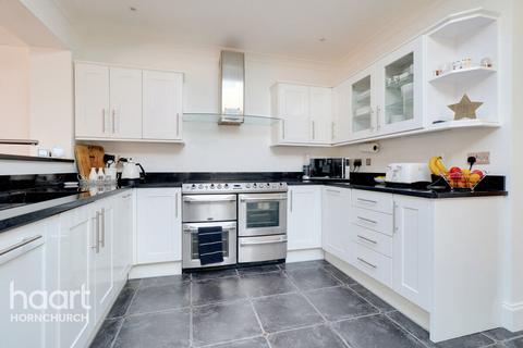 31 Dorian Road, Hornchurch, RM12 4AN