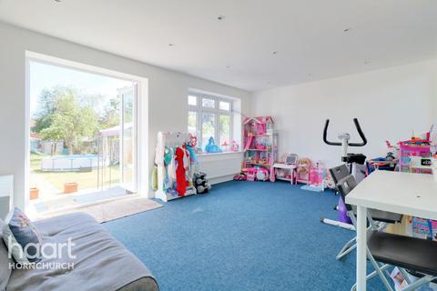 31 Dorian Road, Hornchurch, RM12 4AN
