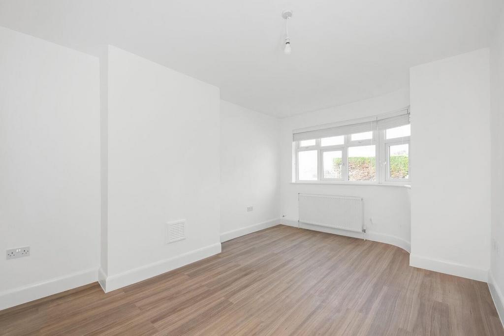 Meadowview Road, Catford, London, SE6 2 bed £375,000