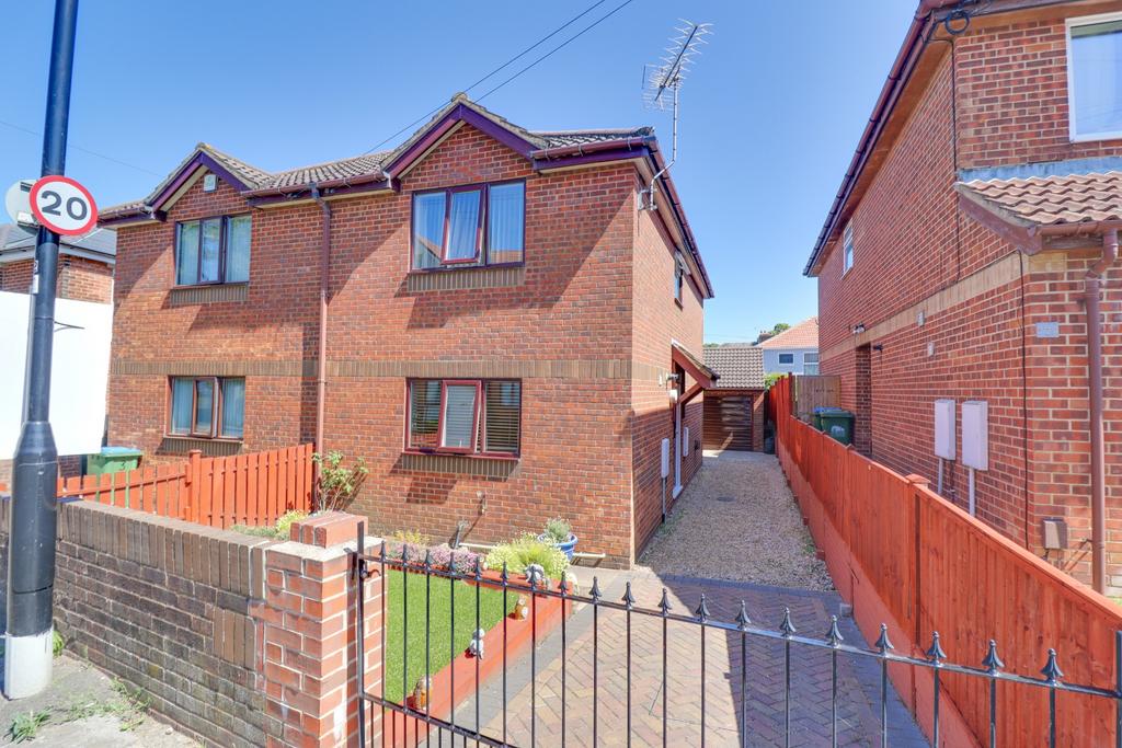 Weston Grove Road, Woolston 3 bed semidetached house £275,000