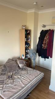 Studio to rent, High Street, Acton