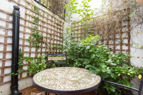 Studio to rent, North Gower Street, Euston, London, NW1