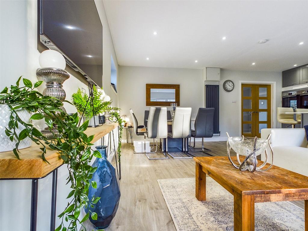 Colemere Gardens, Highcliffe, Christchurch, Dorset, BH23 3 bed bungalow