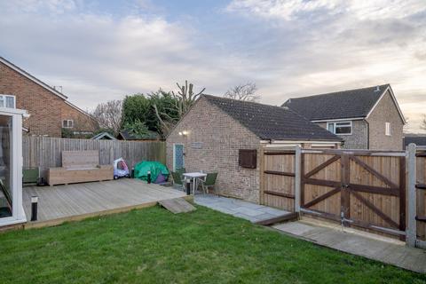 1 Parr Close, Leatherhead, KT22 7HD