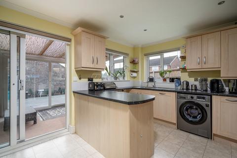 1 Parr Close, Leatherhead, KT22 7HD