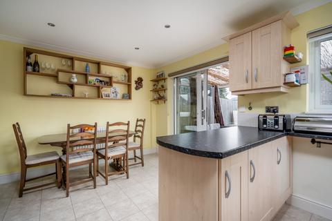 1 Parr Close, Leatherhead, KT22 7HD