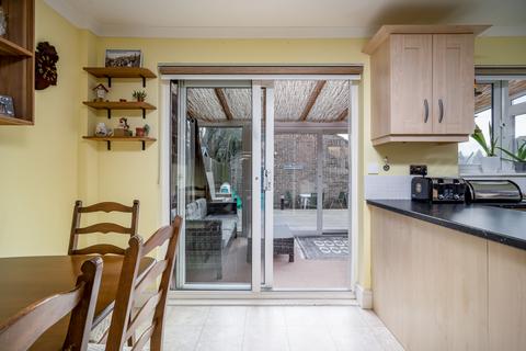 1 Parr Close, Leatherhead, KT22 7HD