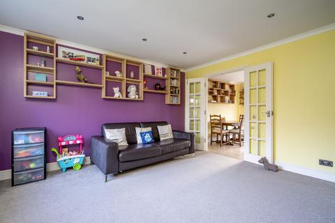 1 Parr Close, Leatherhead, KT22 7HD