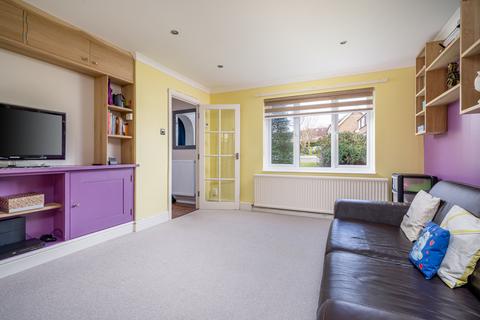 1 Parr Close, Leatherhead, KT22 7HD