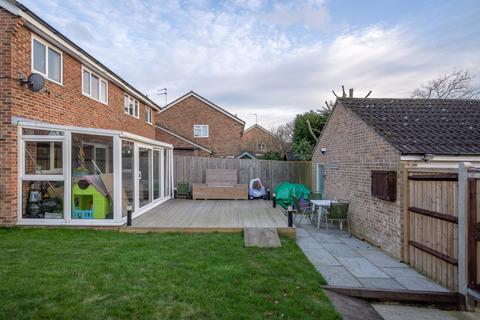 1 Parr Close, Leatherhead, KT22 7HD