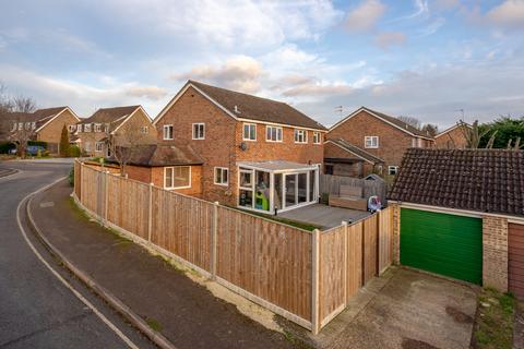 1 Parr Close, Leatherhead, KT22 7HD