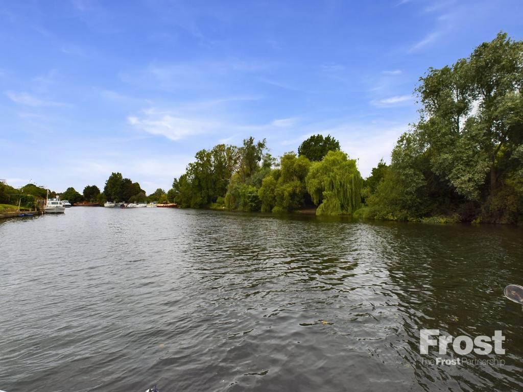 Old Ferry Drive, Wraysbury, Berkshire, TW19 3 bed detached house for