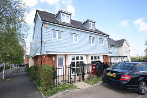 4 bedroom terraced house to rent, Mathecombe road, Slough.