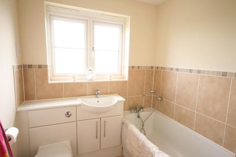 4 bedroom terraced house to rent, Mathecombe road, Slough.