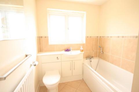 4 bedroom terraced house to rent, Mathecombe road, Slough.
