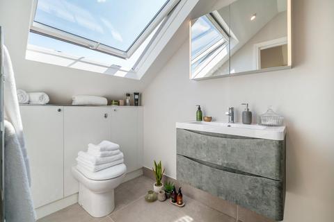 91a Replingham Road, London, SW18 5LU