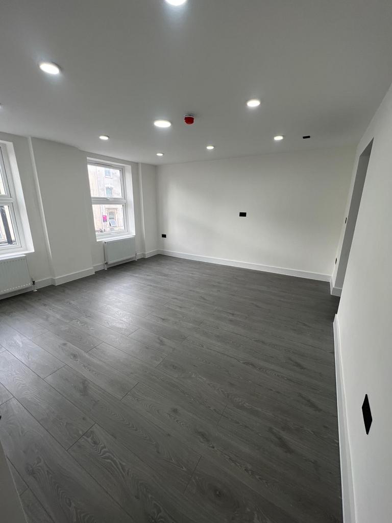 A Lovely 3 Bedroom Flat For Rent in Dalston Hackn