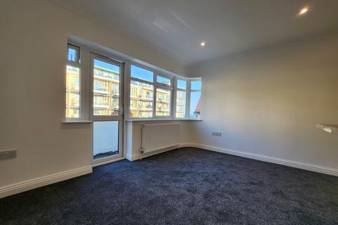 2 bedroom apartment to rent, Sea Road, Bournemouth