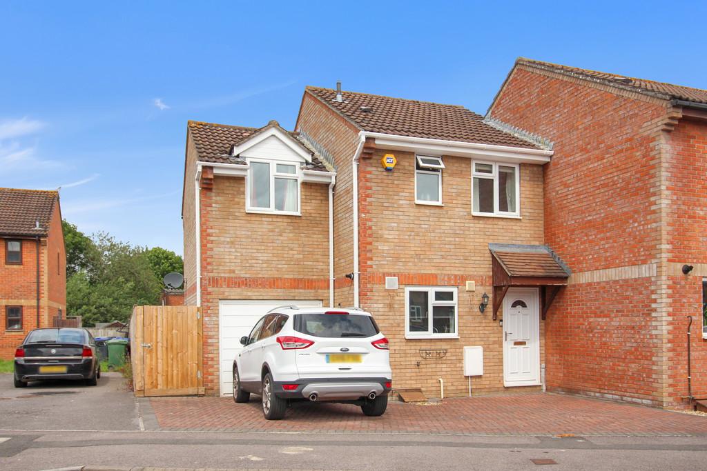 Kingfisher Drive, Westbury 3 bed end of terrace house for sale £265,000