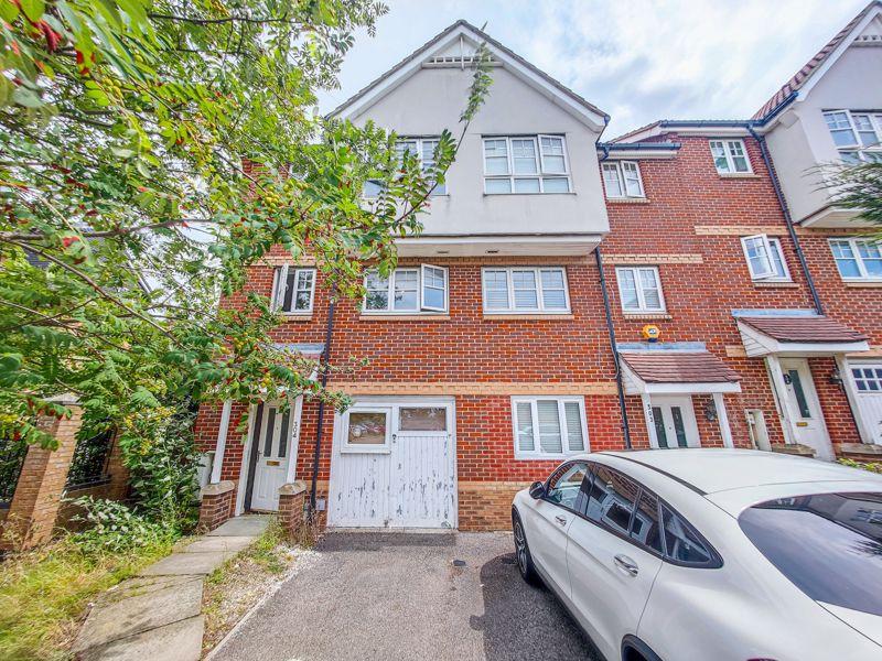 Greenhaven Drive, Central Thamesmead 4 bed end of terrace house for
