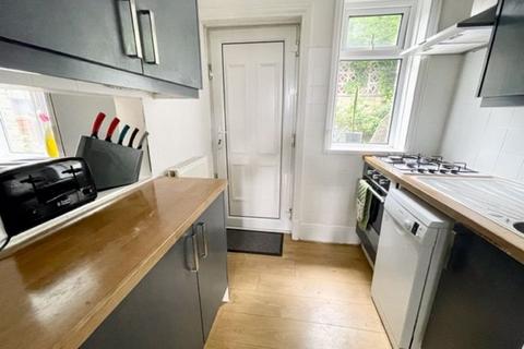 3 bedroom semi-detached house for sale - Savile Drive, Halifax