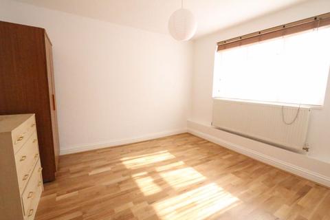 3 bedroom flat to rent, High Road, Arnos Grove N11