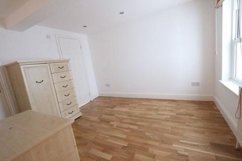 3 bedroom flat to rent, High Road, Arnos Grove N11