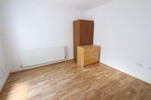 3 bedroom flat to rent, High Road, Arnos Grove N11